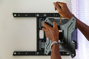 Man installing a tv mount